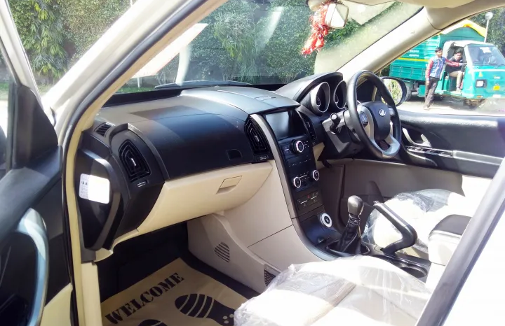 Mahindra XUV500 W10 2WD full